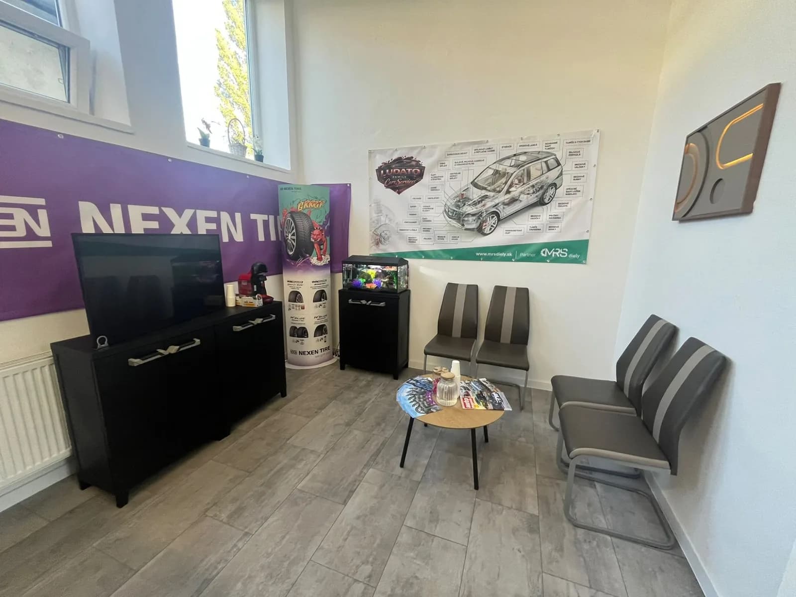 Interiér čakárne Ludato Family Autoservis s televízorom, kávovarom a akváriom, Bratislava Nové Mesto