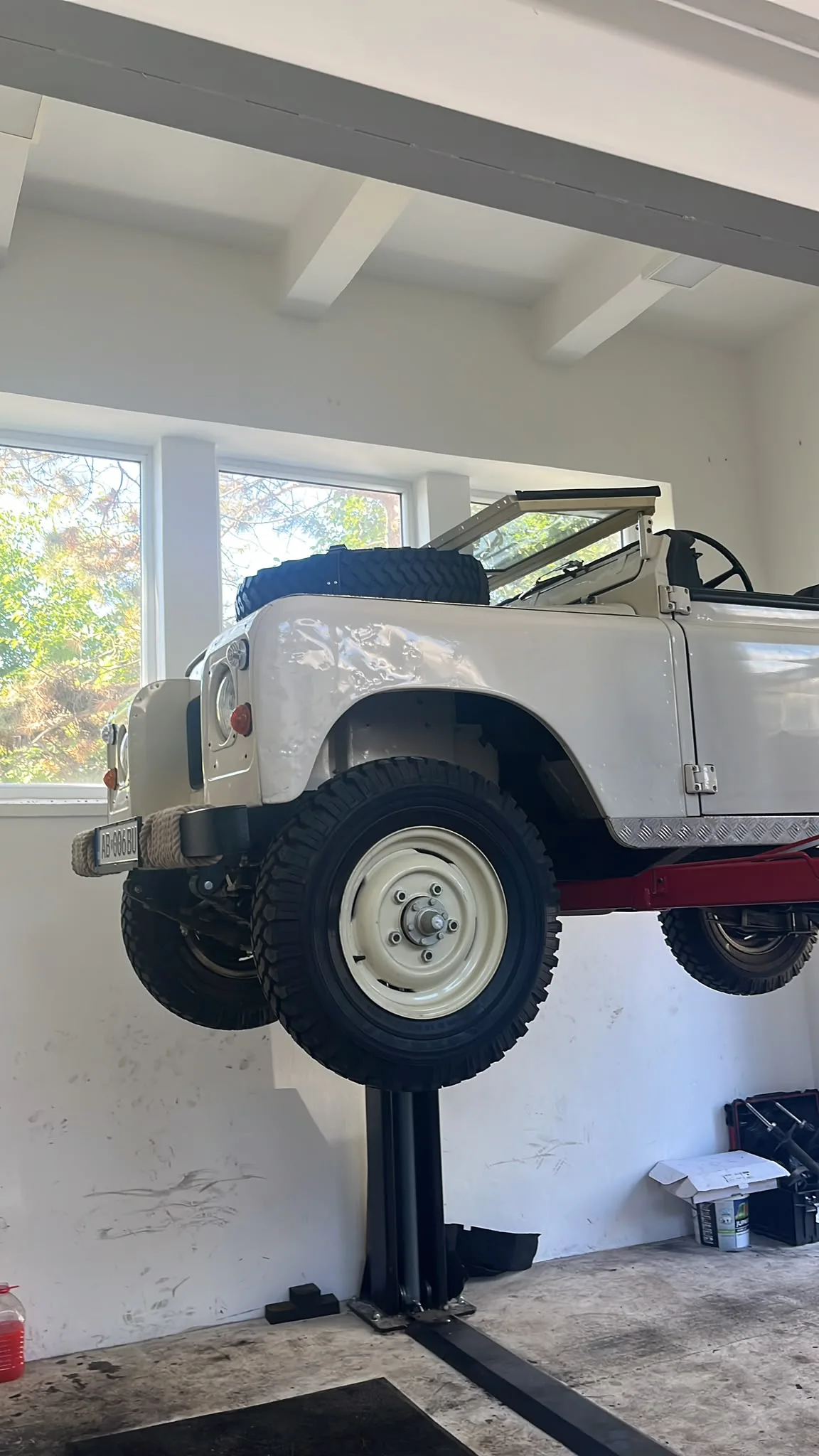 Veterán Land Rover z roku 1974 na zdviháku v autoservise Ludato Family na Odborárskej, Bratislava Nové Mesto