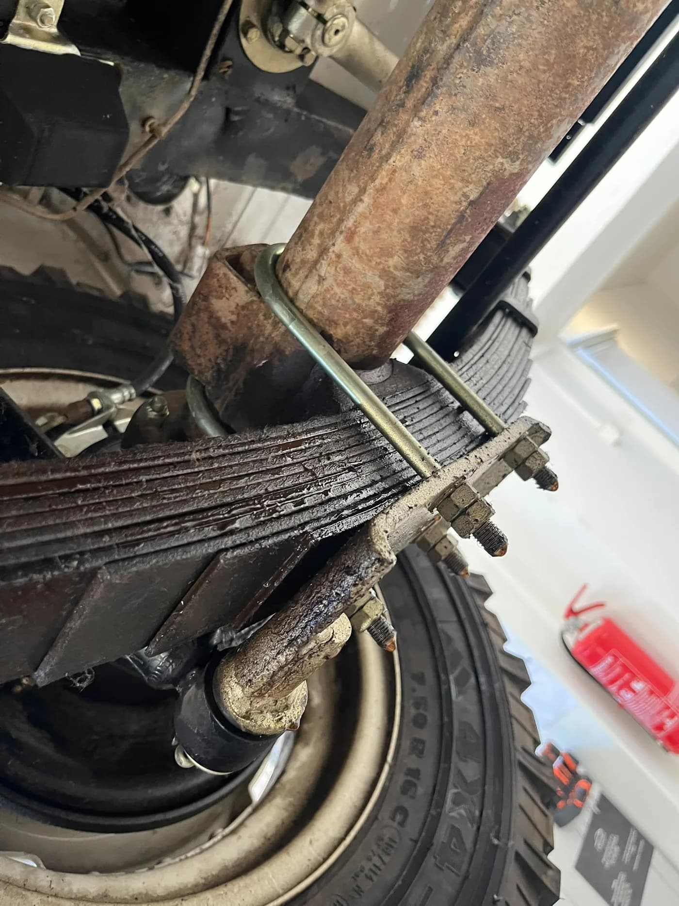 Listová pružina a náprava veterána Land Rover z roku 1974 na zdviháku v autoservise Ludato Family, Bratislava Nové Mesto