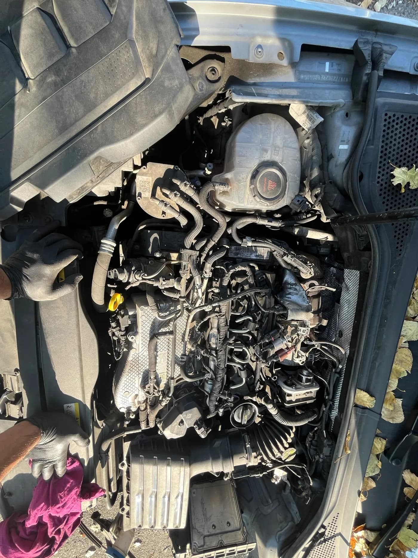 Motorový priestor naftového motora počas servisu v autoservise Ludato Family na Odborárskej, Bratislava Nové Mesto