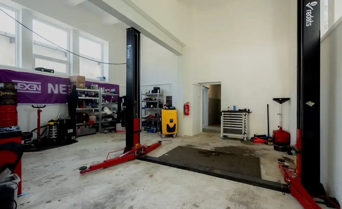 Dielňa autoservisu Ludato Family s dvomi zdvihákmi na Odborárskej v Bratislave, Novom Meste