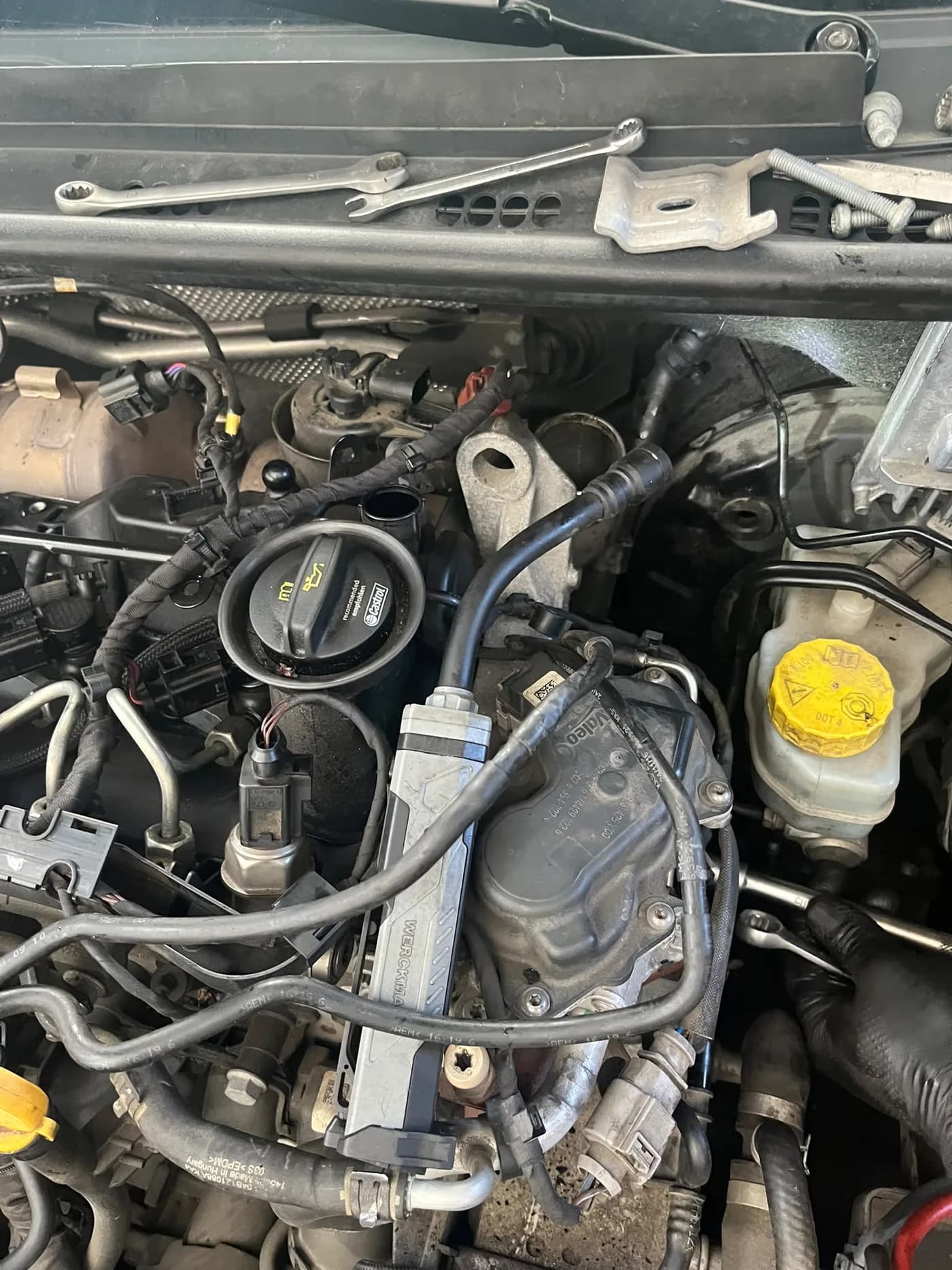 Motorový priestor Škody Rapid pri zložitej diagnostike v autoservise Ludato Family, Bratislava Nové Mesto